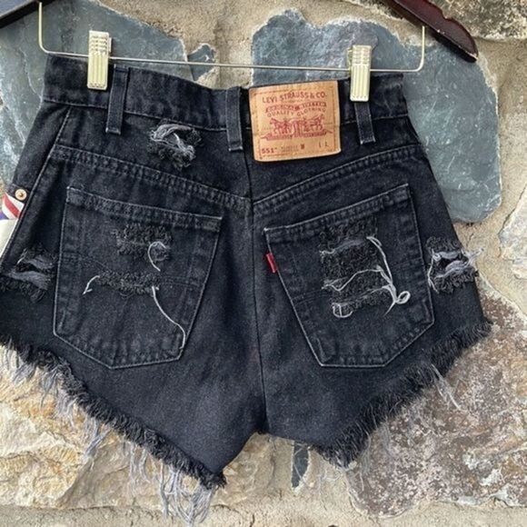 Levi's Vintage 1996 551 Union Flag Black Cut Off Denim Shorts Size 8 - Picture 3 of 7